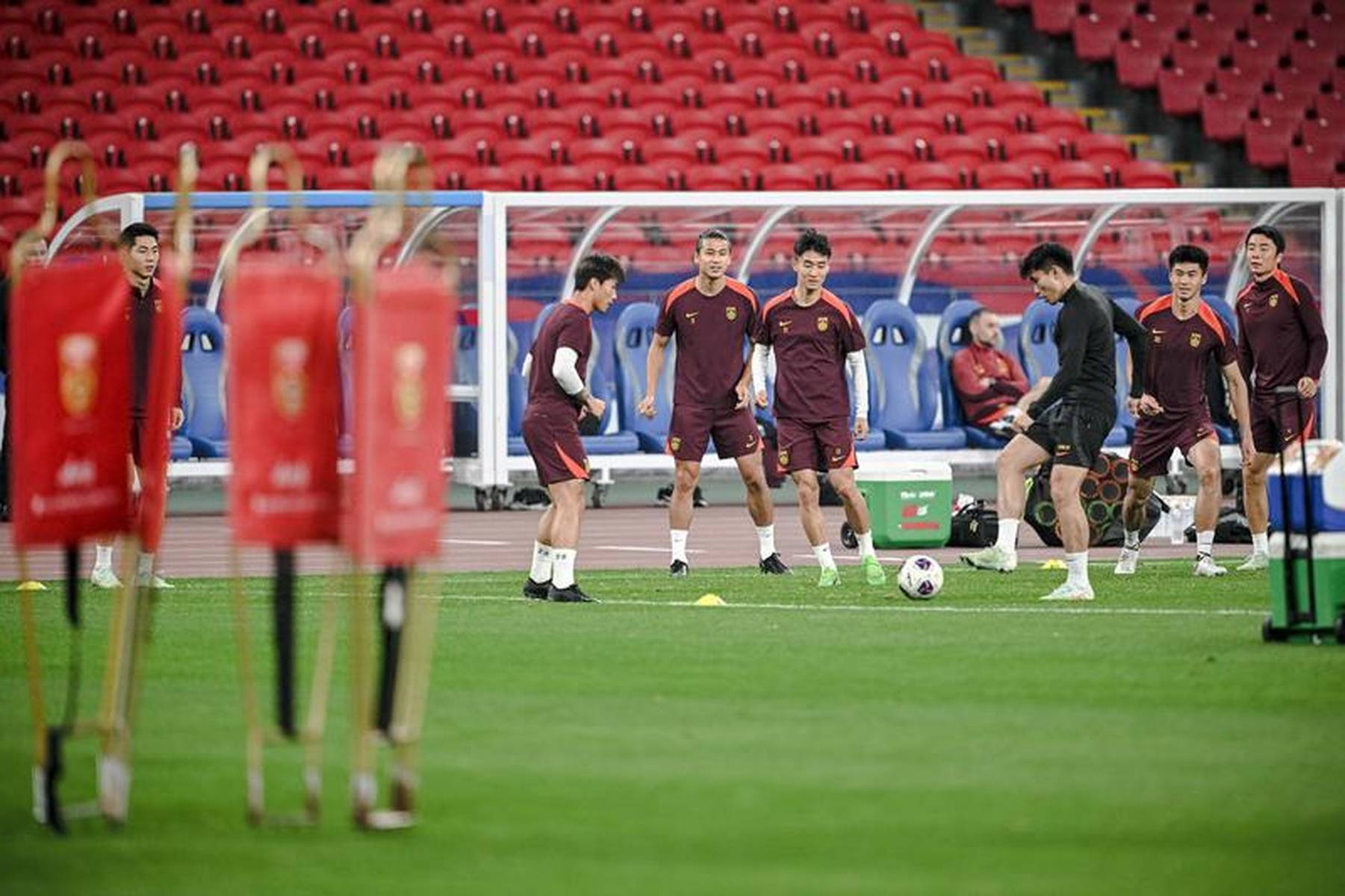 皇冠信用网去哪里弄_国足VS澳大利亚首发：韩鹏飞黄政宇出战 塞鸟王钰栋替补