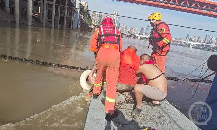 皇冠皇冠代理平台_男子游泳力竭皇冠皇冠代理平台，抱住朝天门码头附近趸船锚链，消防救援