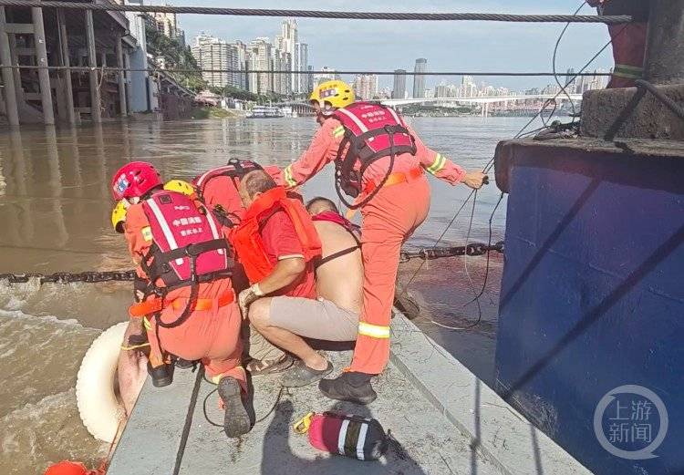 皇冠皇冠代理平台_男子游泳力竭皇冠皇冠代理平台，抱住朝天门码头附近趸船锚链，消防救援