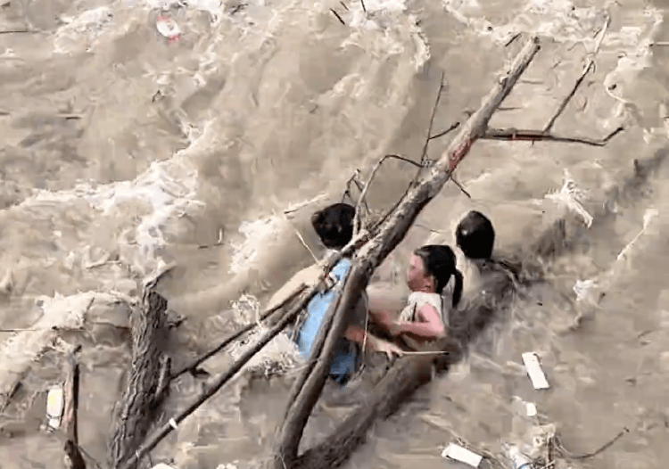 足球外围买球网站_杭州4人下江堤被潮水卷走足球外围买球网站，路人狂喊“抓树枝”，网友拍下惊险一幕