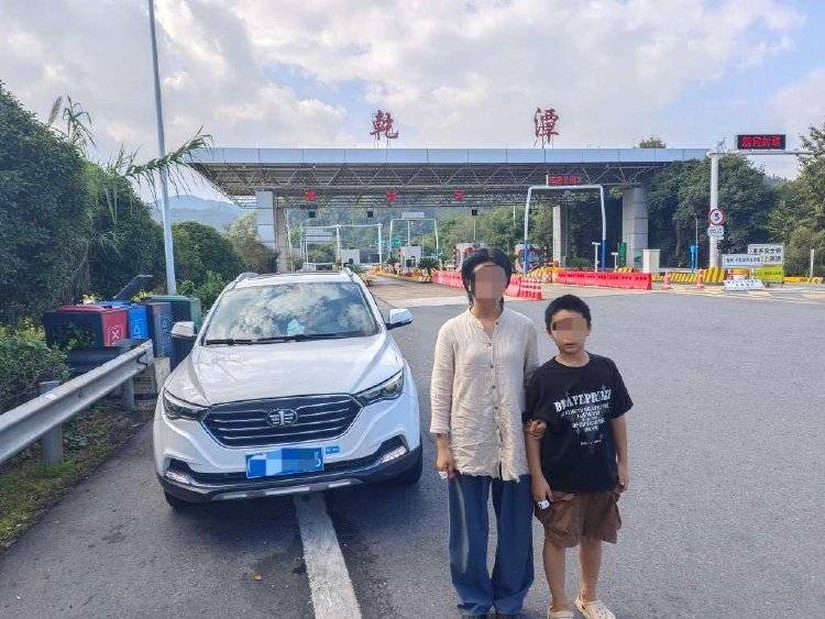 皇冠信用網账号_离谱！妈妈让儿子高速下车路边方便皇冠信用網账号，解决完后跟随车流跑回来找她
