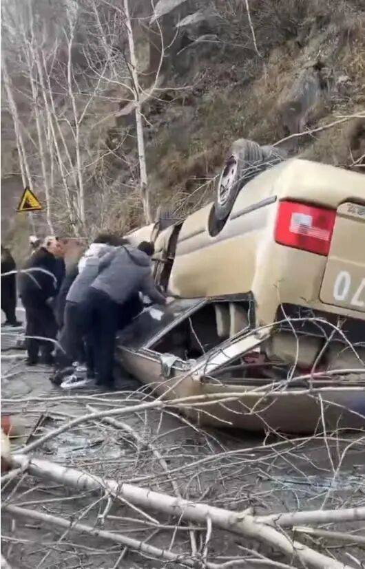 信用网怎么开户_“车顶都没了”！山西五台山景区一面包疑刹车失灵翻扣路面信用网怎么开户，13名被困者全部获救，当地回应：好像是在检票口追尾，无人员身亡