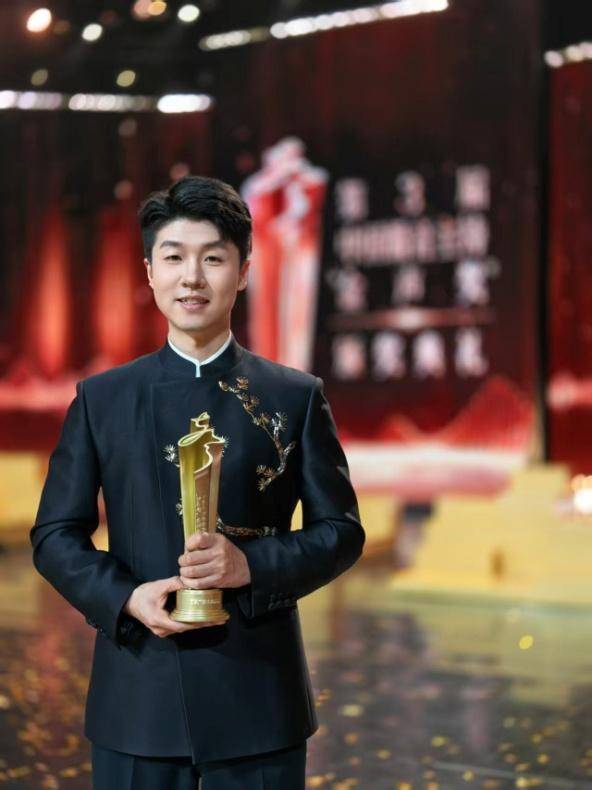 皇冠信用网代理申请_吉林省首摘中国播音主持最高奖 吉林广播电视台主持人延大捧得奖杯