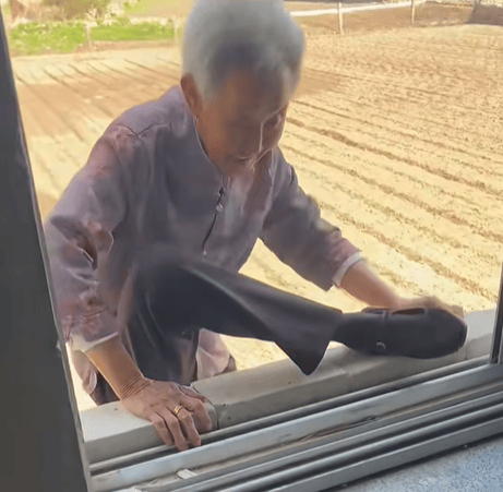 皇冠信用账号怎么开_90岁姥姥为抄近路皇冠信用账号怎么开，徒手翻墙回家，本人回应：我真出息呢