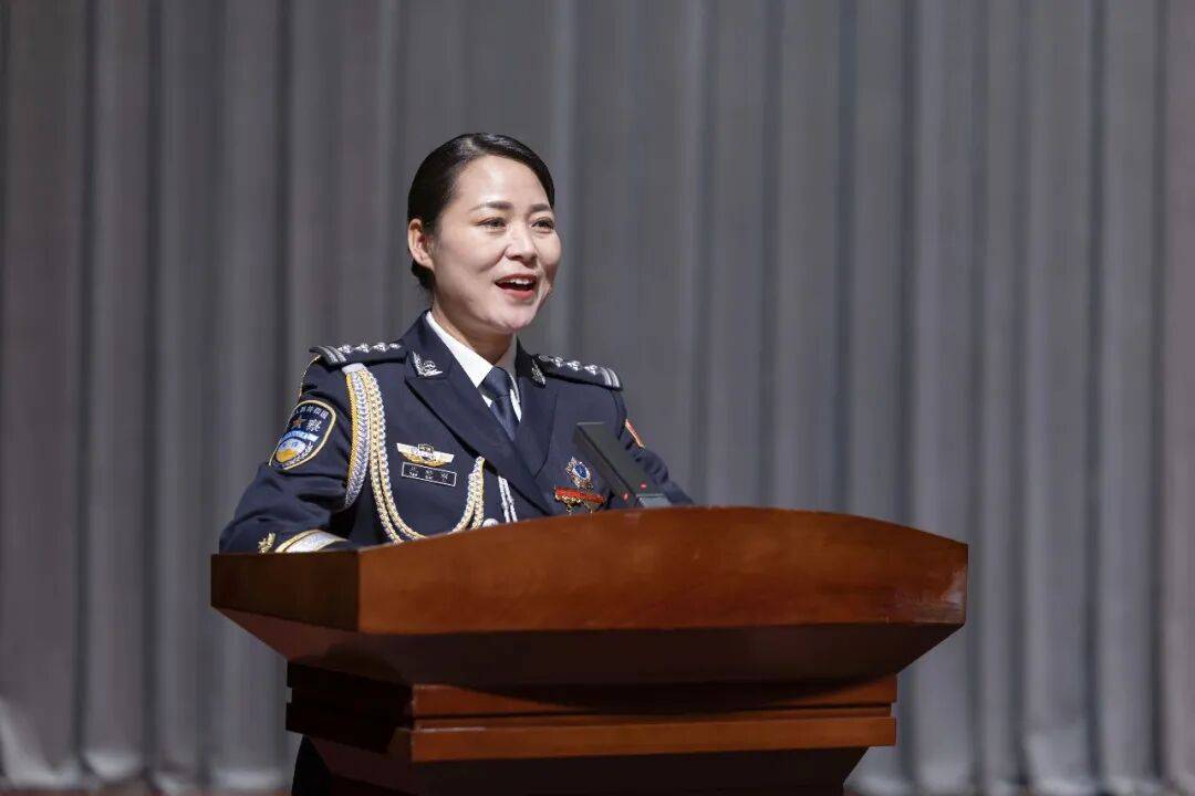 皇冠信用网如何注册_司法部部长、河南省委书记皇冠信用网如何注册，向王妙丽同志颁发奖章和证书