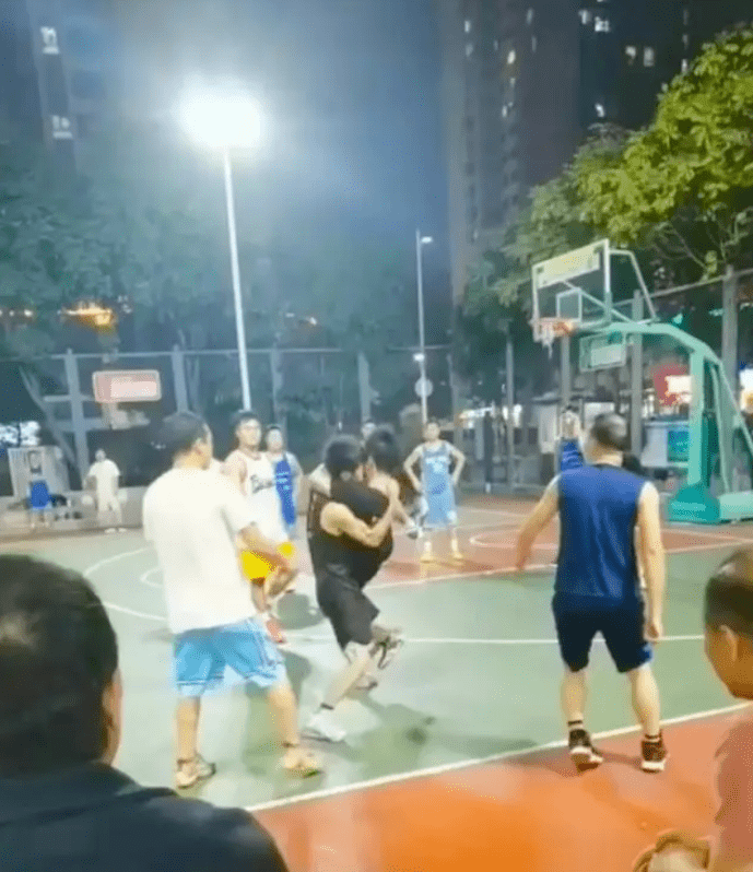 篮球投注网_网传深圳一男子打篮球遭“抱摔”篮球投注网，公安回应最新进展：双方已和解