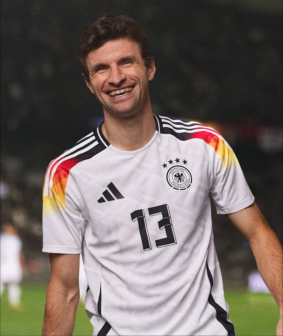 欧洲杯_德国队欧洲杯球衣正式公布：主场经典白色球衣欧洲杯，客场亮眼粉紫配色