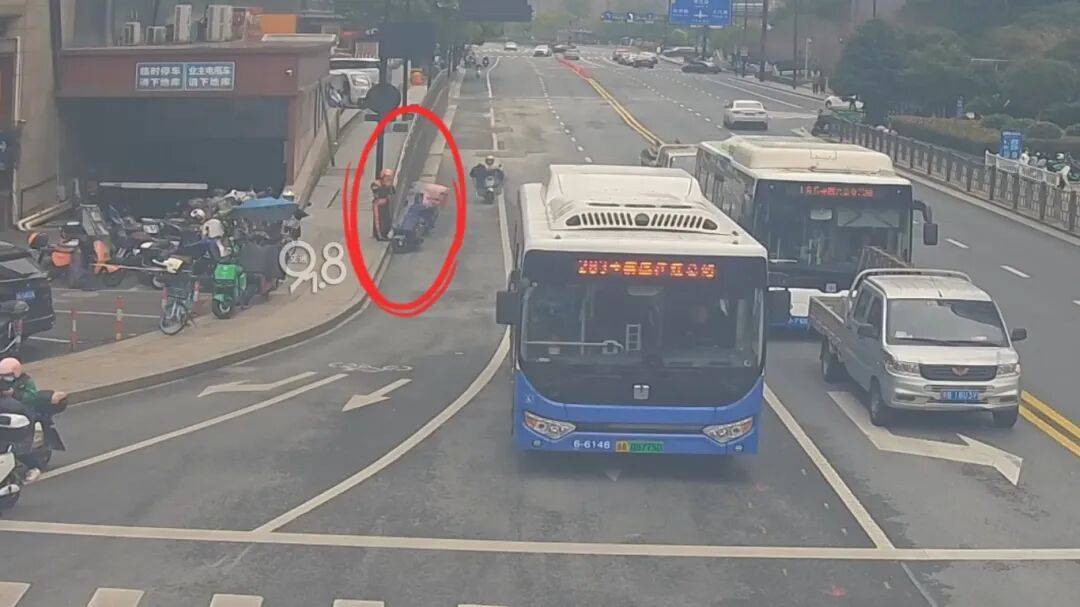 皇冠信用盘代理 _杭州外卖小哥送餐路上突然察觉不对劲皇冠信用盘代理 ！一个举动救下600多户人家